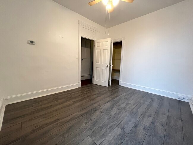 Building Photo - Private room in 3 bedroom Washington Apart...