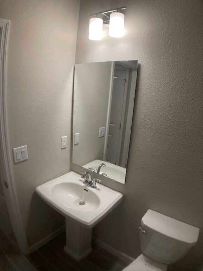 Building Photo - Stylish & Low-Maintenance Living in Oakleaf Community