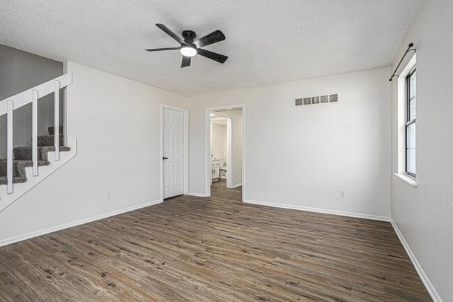 Building Photo - 318 NE Timbercreek Ct