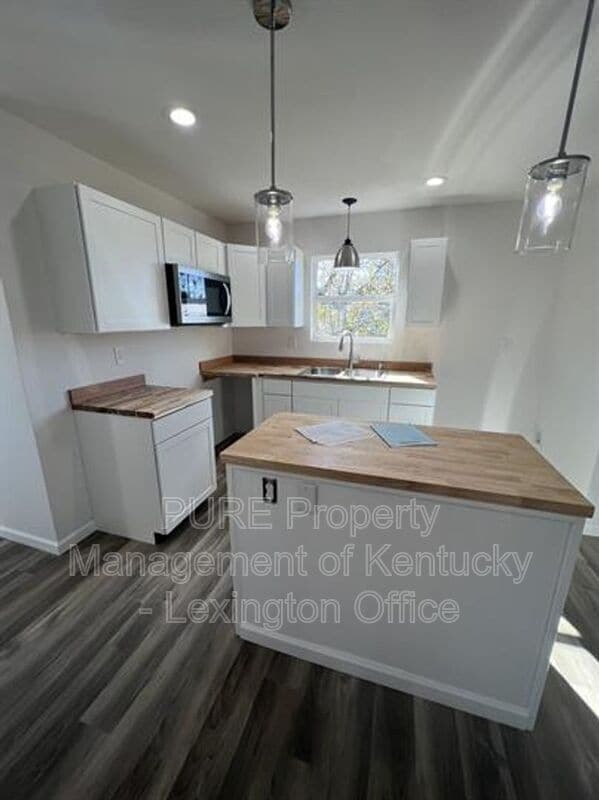 Building Photo - 1216 Pleasant St