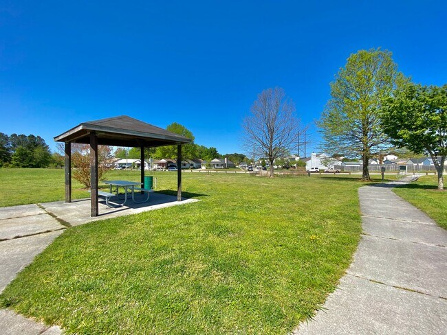 Building Photo - 1423 Goldfinch Ln