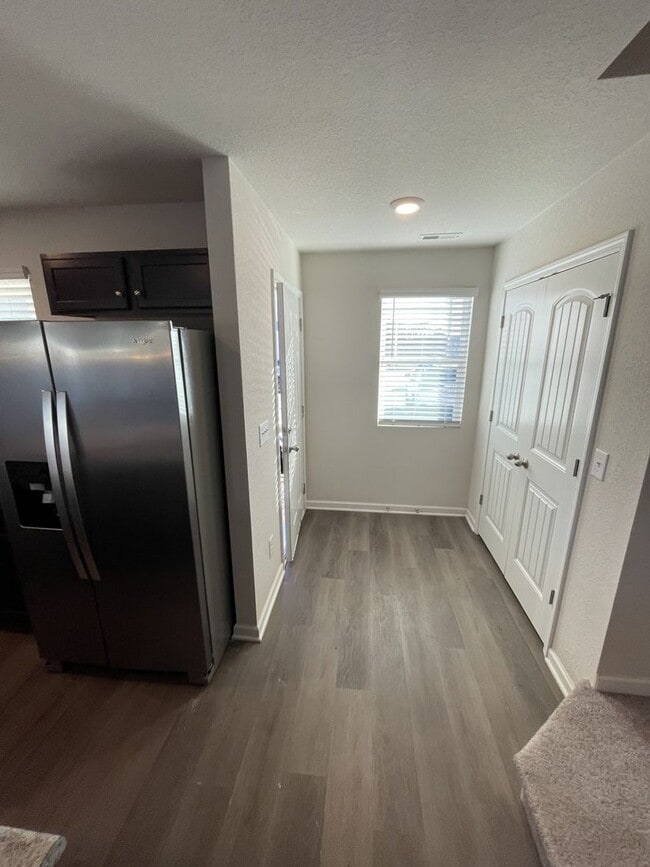 Building Photo - 3 Bd 2.5 Ba end unit townhouse