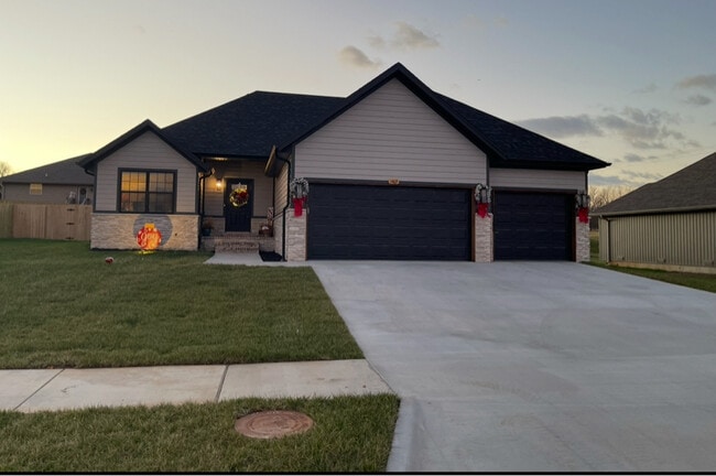 Building Photo - 1469 N Lyon Ave