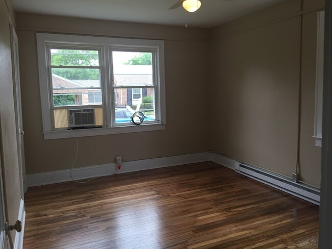 Building Photo - 1400- B Summit Ave