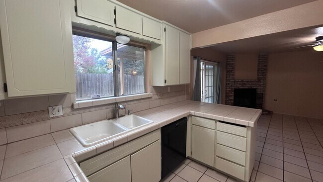 Building Photo - 560 Clover Dr