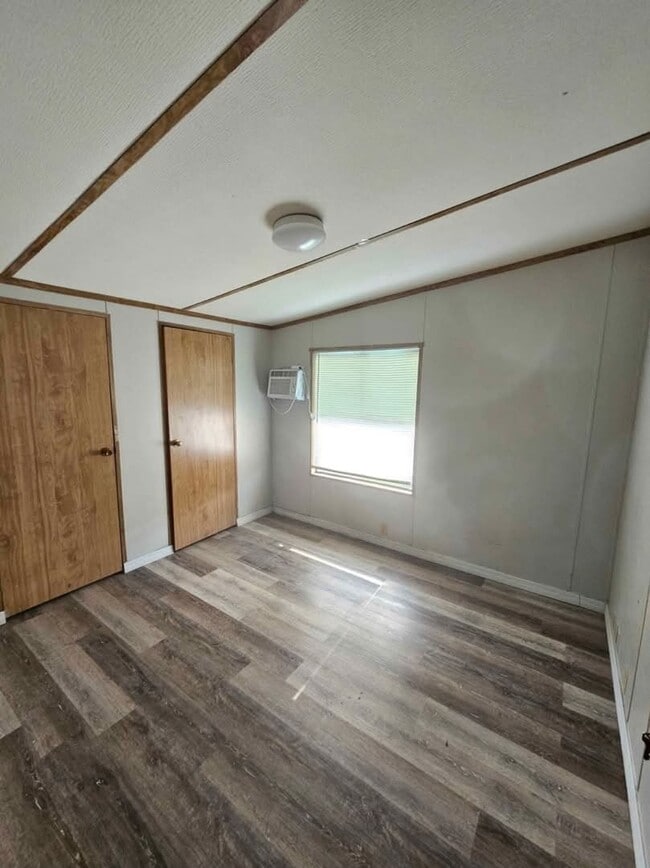 Building Photo - 3/2 Mobile Home with fenced yard