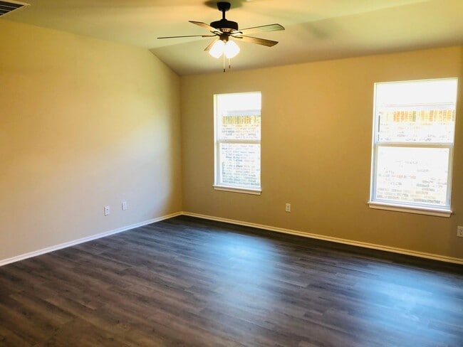 Building Photo - 3 BED 2 BATH 2 car garage DUPLEX great location, granite, luxury vinyl plank and fenced back yards!