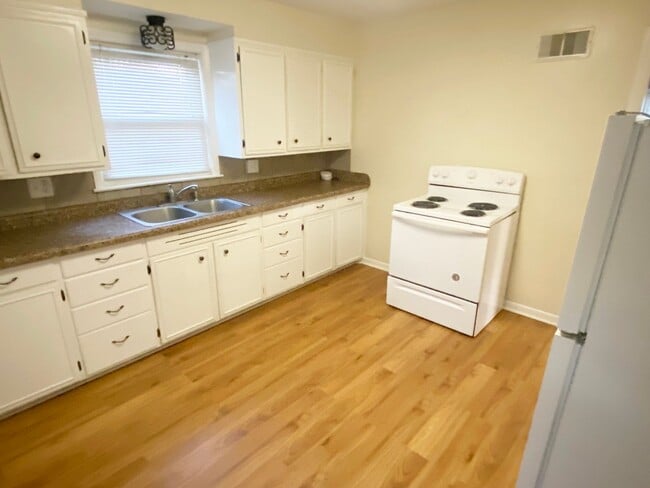 Building Photo - 2-Bedroom 1 Bath Ranch Style Home Near GD ...