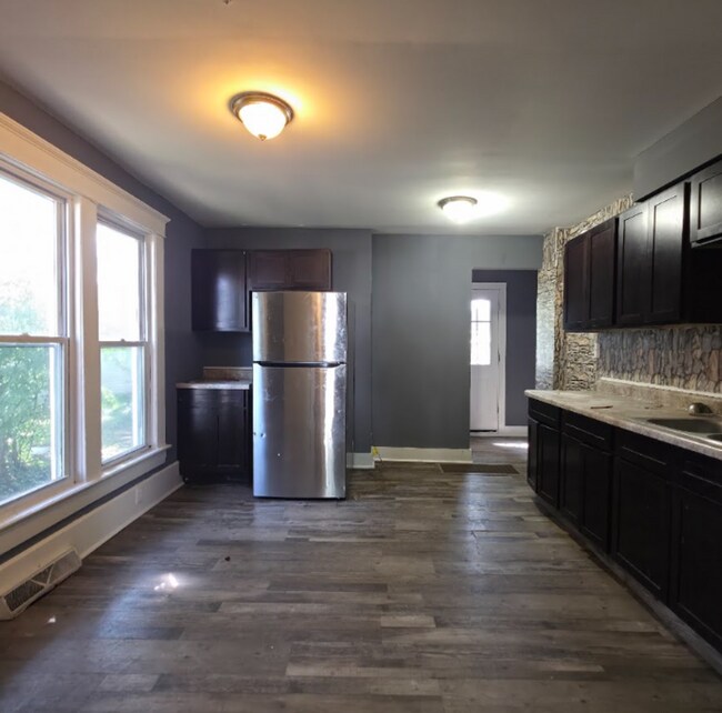 Building Photo - Single Family Home 3 beds 1.5 bath Available Now!