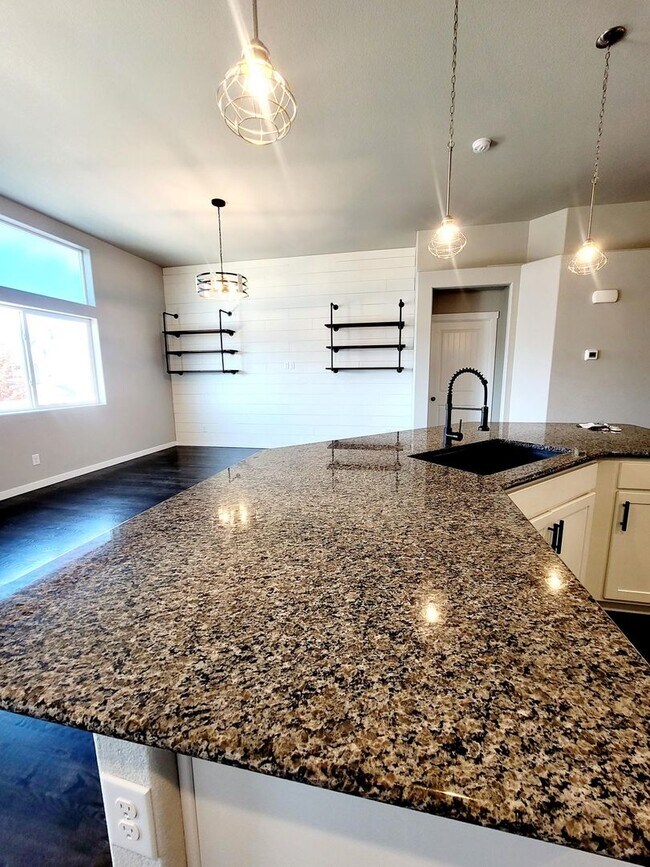 Building Photo - 7376 Peachleaf Dr