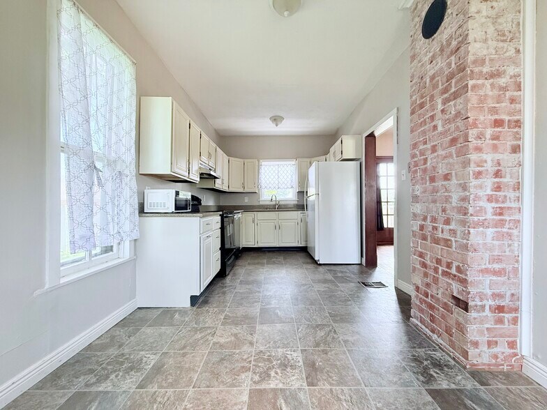 Kitchen - 615 W 2nd St
