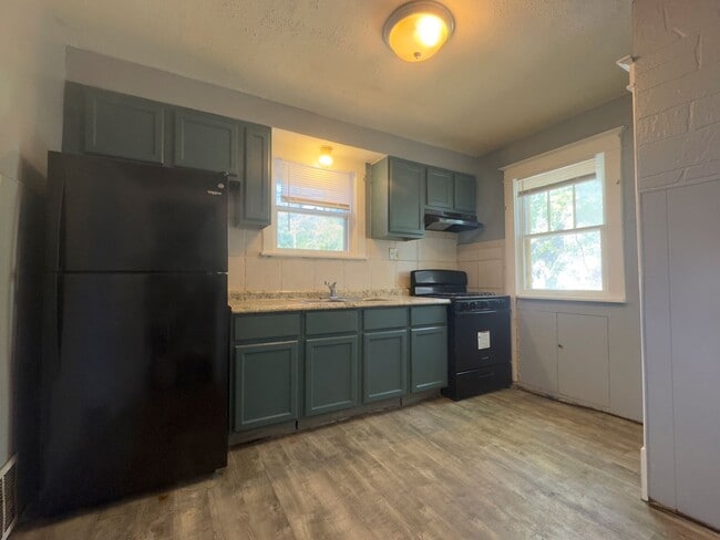 Building Photo - Charming 2-bedroom, 1-bath home featuring ...