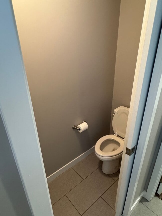 Building Photo - Beautiful 3 bedroom 2 1/2 bath townhome