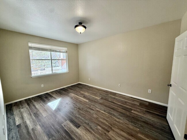 Building Photo - Beautiful,  2 Bed/2 Bath Condo in High Pla...