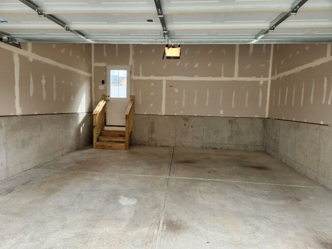 Building Photo - Modern 3 bed Townhouse-Foxcreek Subdivision -Moseley/Chesterfield