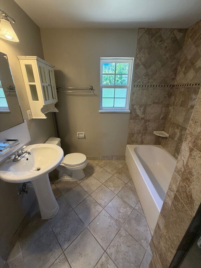 Building Photo - 2 Bedroom | 1 Bathroom | Single family in East Sacramento