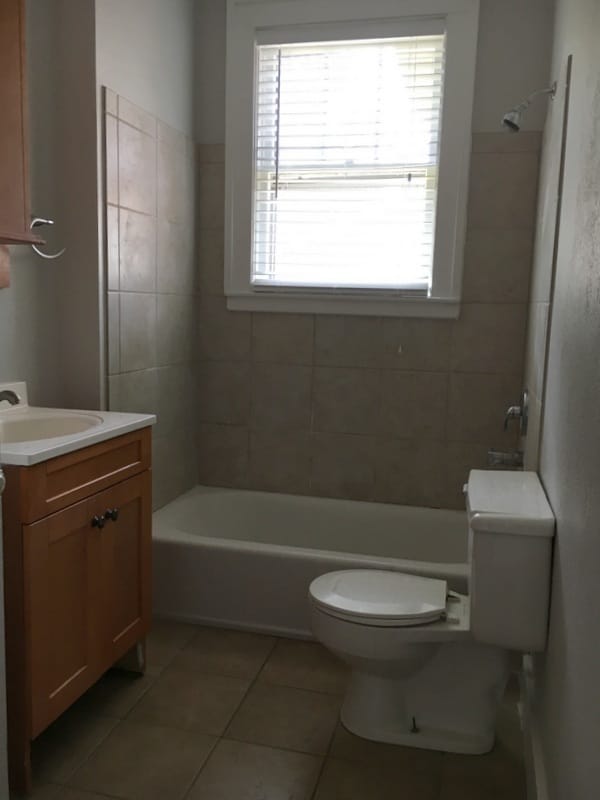 Building Photo - Great Single Family Home Walking Distance to Park Circle