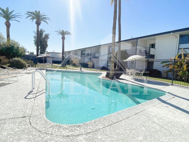 Building Photo - 3242 E Camelback Rd