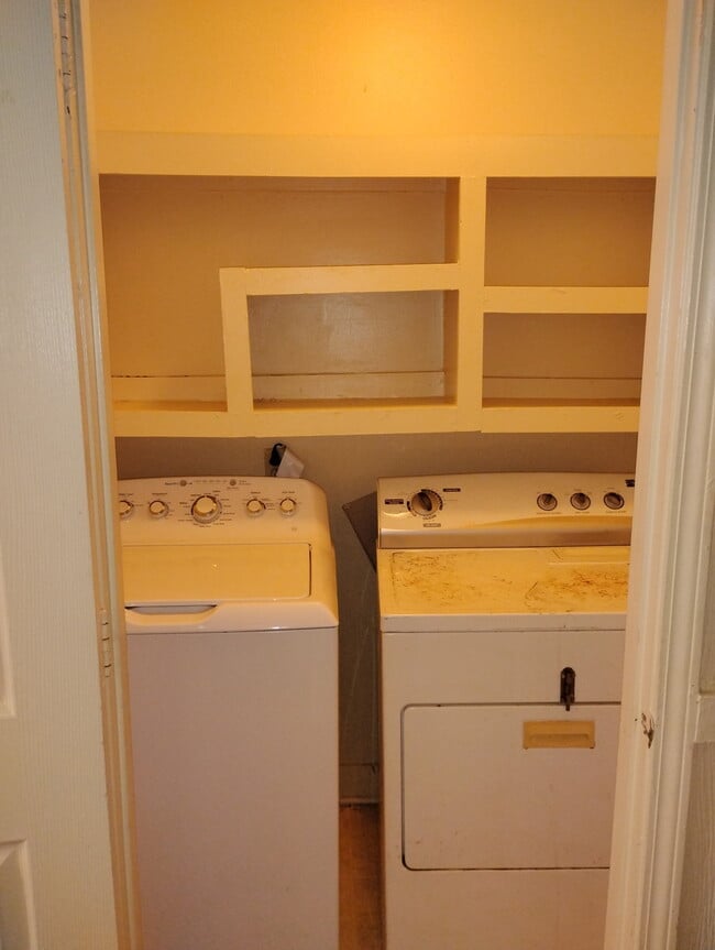 Building Photo - 822 Edwards St