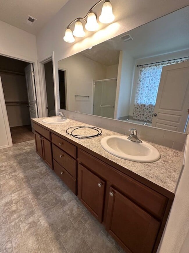 Building Photo - Spacious 3-Bedroom Home with Dedicated Off...