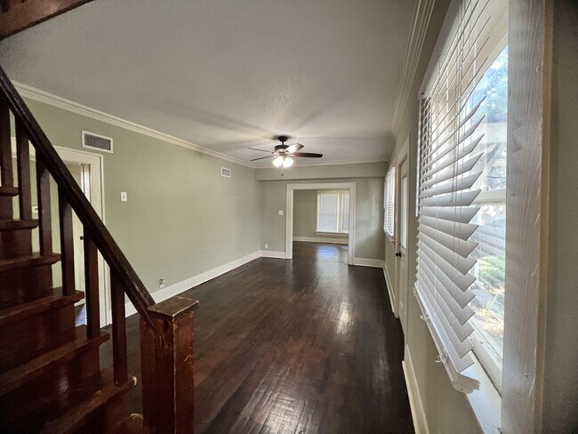 Building Photo - 920 Bolivar St