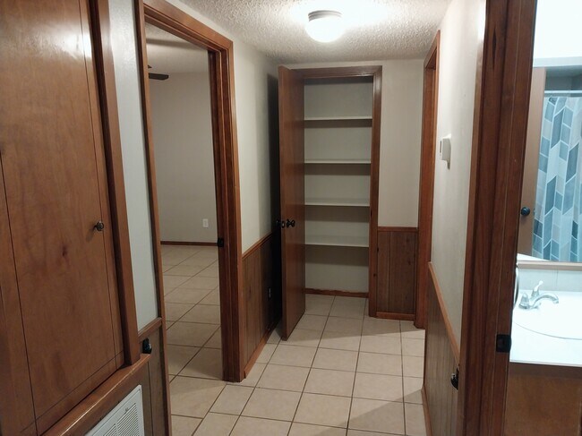 Building Photo - 608 Mayflower Ln