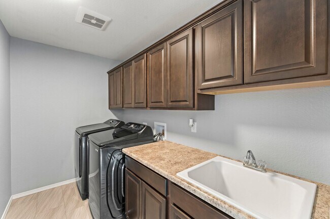 Building Photo - Beautiful 5-Bedroom, 4-Bathroom Home with ...