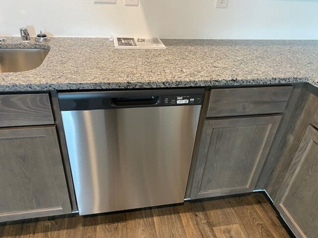 Building Photo - Stunning 3 bedroom, 2 bath home with a del...