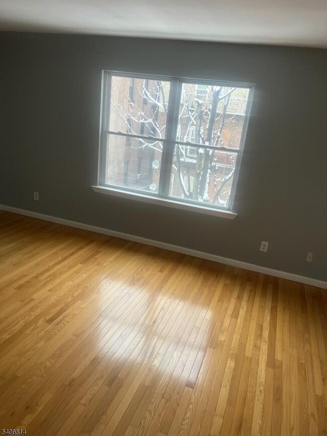 Building Photo - 710 27th St