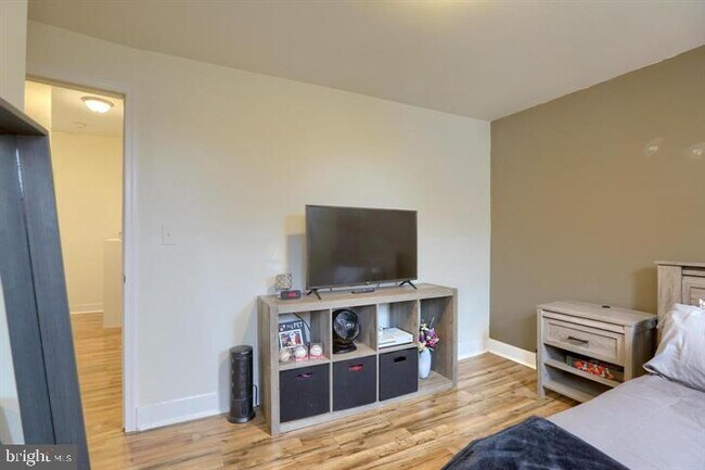 Building Photo - 409 7th St