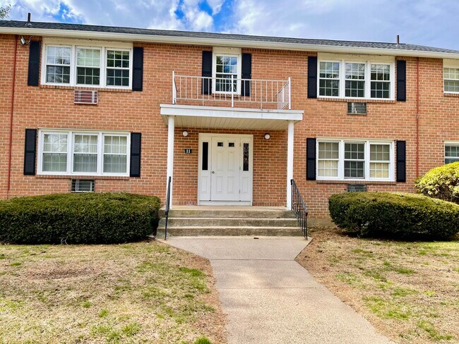 Primary Photo - 5 Grandview Dr