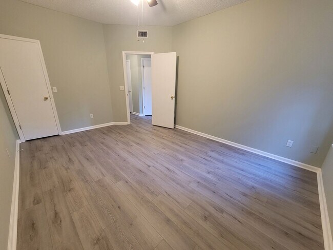 Building Photo - Renovated first floor condo with community...