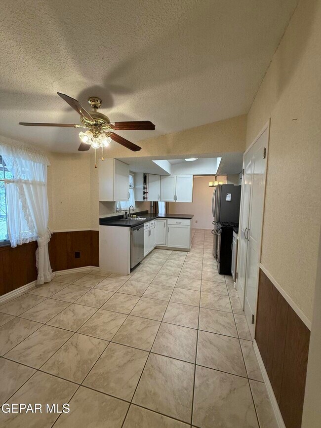 Building Photo - 10449 Chinaberry Dr