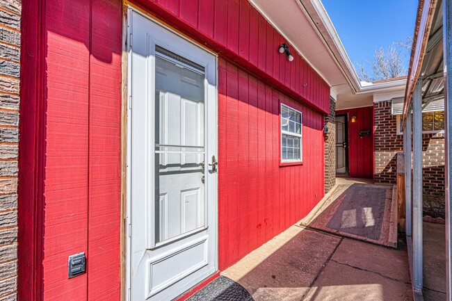 Building Photo - 4 Bedroom 1.5 Bath Home Near I-240 and I-3...