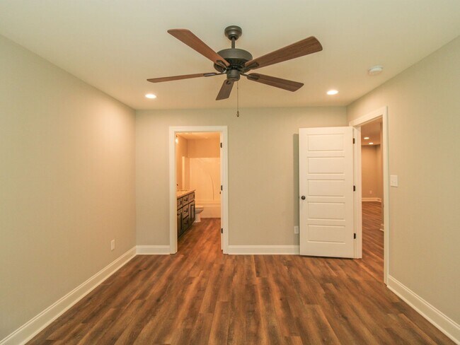 Building Photo - Modern 2 Bed @ bath Townhome!