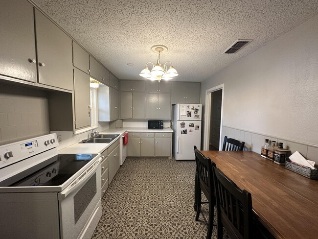 Building Photo - 3214 32nd St