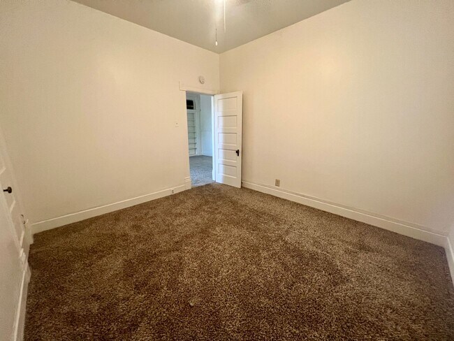 Building Photo - Downtown Red Bluff Victorian 3 bedroom 1 bath Home
