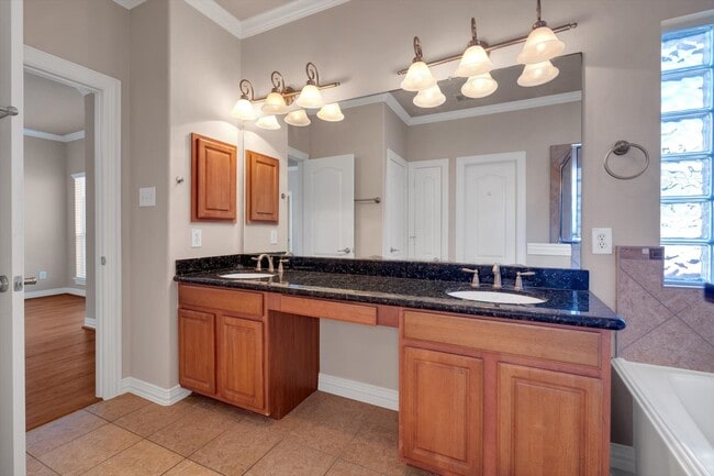 Building Photo - 3414 Home St