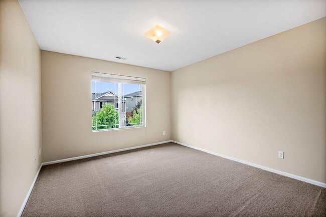 Building Photo - Spacious Spanaway Home w/ A/C & 5 Bedrooms...