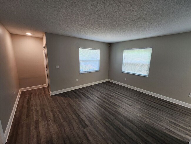 Building Photo - Housing Voucher Accepted -Upgraded 3 Bedroom 2 Bath - Minutes from Super Target and Publix