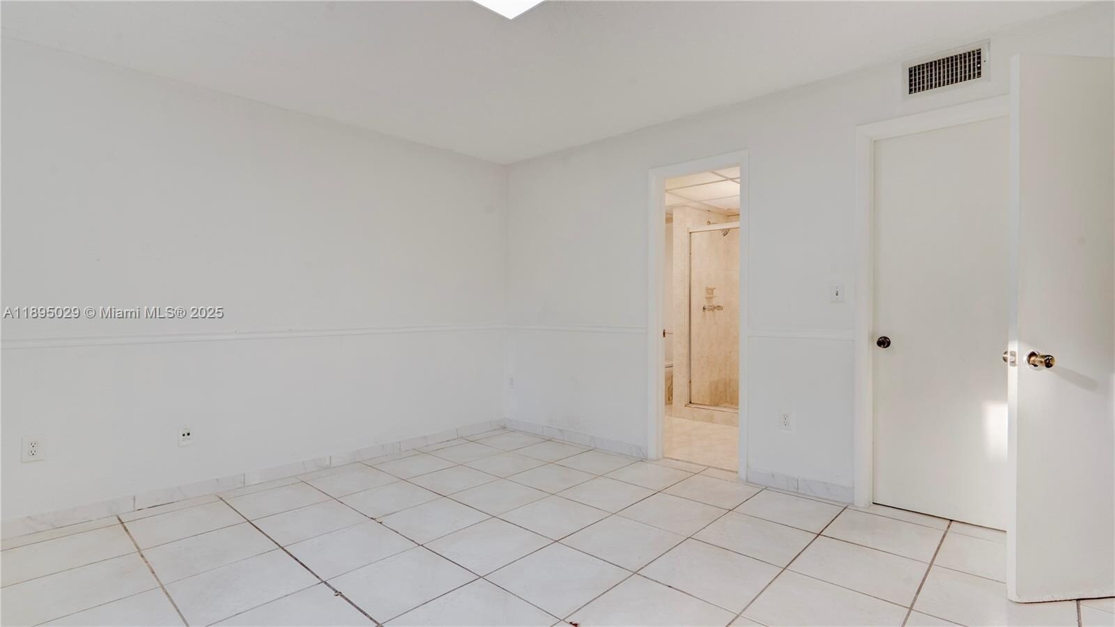 Building Photo - 10000 NW 80th Ct