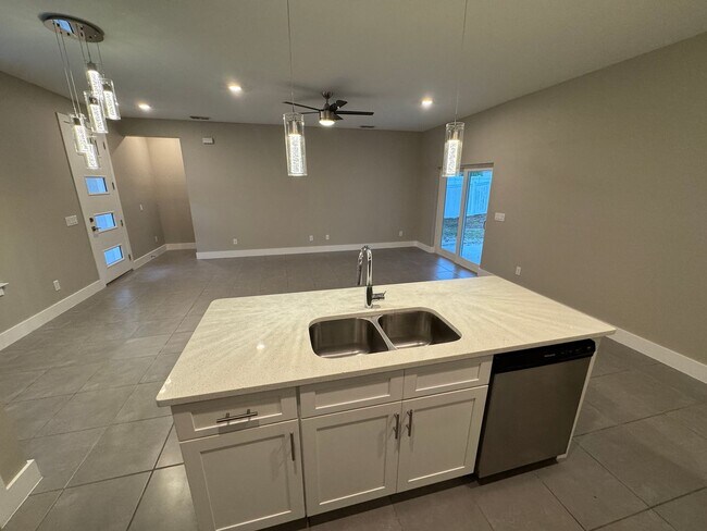 Building Photo - INCREDIBLE 4 Bedroom, 2 Bathroom Home in Poinciana!