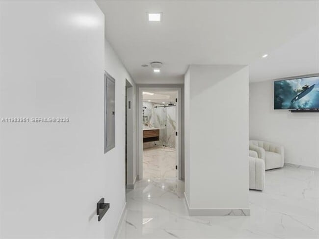 Building Photo - 3000 Island Blvd