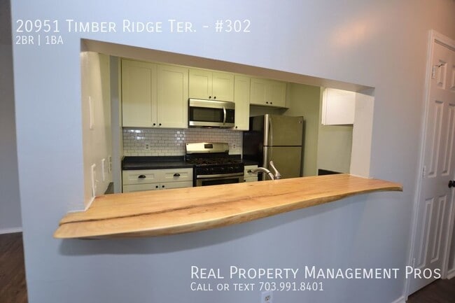 Building Photo - Updated 2 Bedroom Condo In Ashburn Farm Fo...