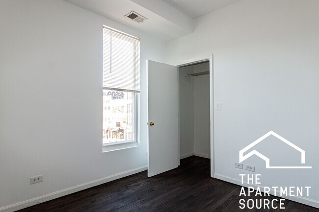 Building Photo - 3328 N Clark St