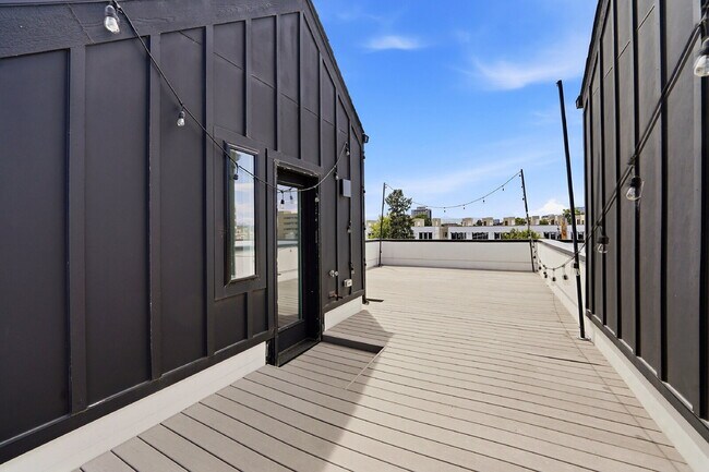 Building Photo - $3,565.95 with $300 off the first month's rent, 2 Beds - 3 Baths, Townhouse in Denver with Unmatc...