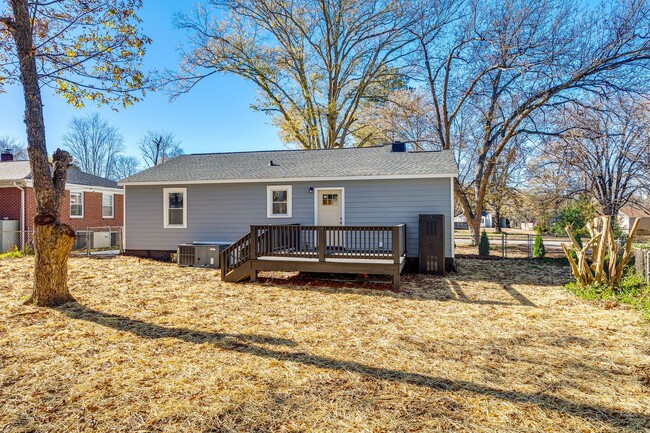 Building Photo - Newly Renovated Rock Hill Home Close to Do...