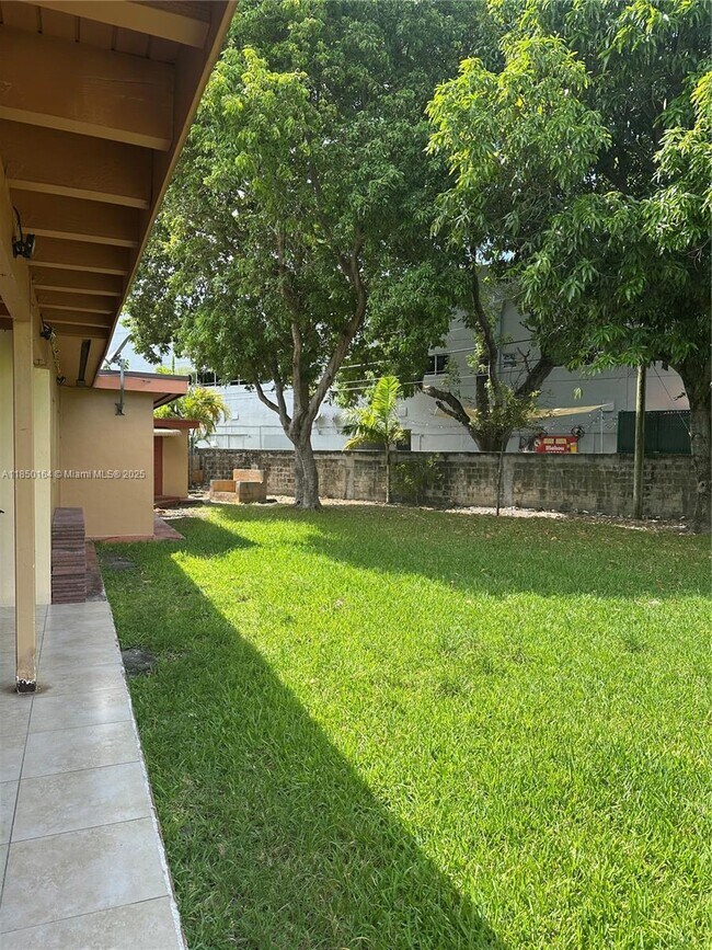 Building Photo - 9591 SW 9th Terrace
