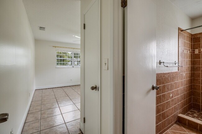 Building Photo - Charming single-family home nestled in des...
