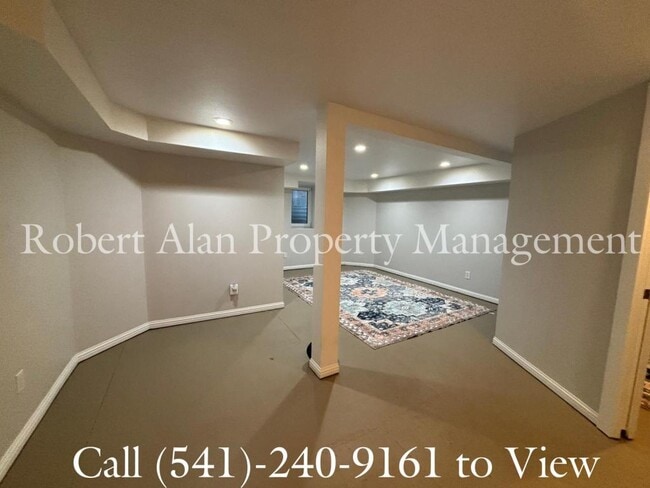 Building Photo - 916 SE Byers Ave